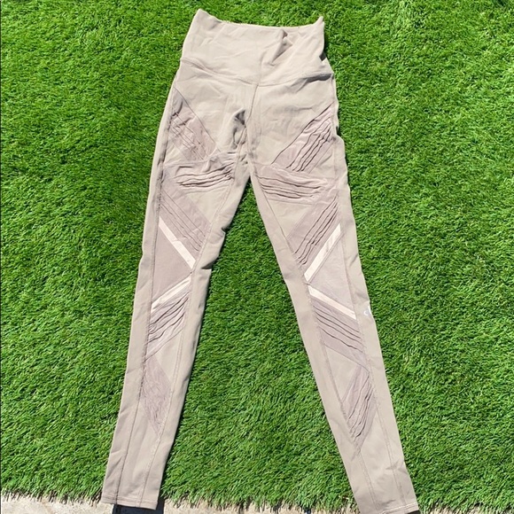 Alo Yoga High-waisted Ultimate Legging - Picture 2 of 2